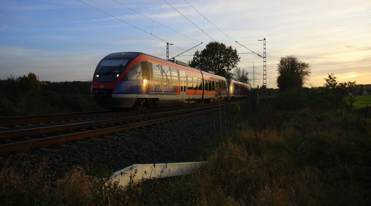 Die Euregiobahn (RB20) kommt aus Langerwehe-Stolberg-Altstadt nach Heerlen(NL) aus Richtung Aachen-West,Laurensberg,Richterich und fährt in Richtung Wilsberg,Kohlscheid,Herzogenrath.
Aufgenommen zwischen Aachen und Kohlscheid in Uersfeld in der Abendstimmung am Abend vom 31.10.2014.