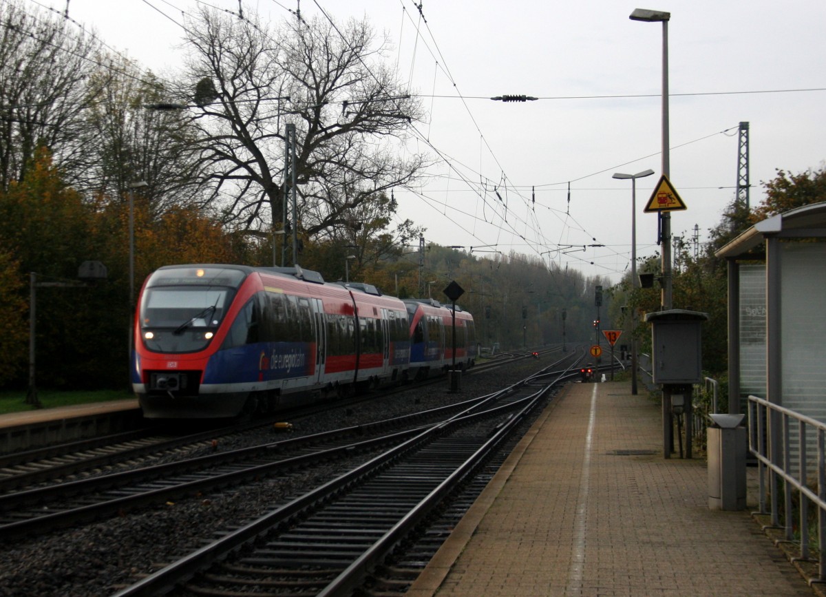 Die Euregiobahn (RB20) kommt aus Langerwehe-Stolberg-Altstadt nach Heerlen(NL) aus Richtung Aachen-West,Laurensberg,Richterich und hält in Kohlscheid und fährt in Richtung Herzogenrath. Bei Regenwolken am Morgen vom 5.11.2014.
