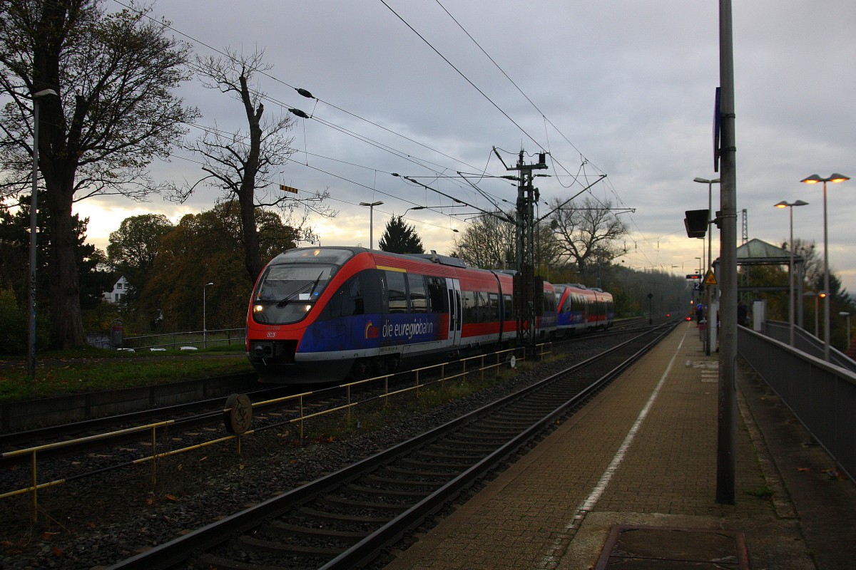 Die Euregiobahn (RB20) kommt aus Langerwehe-Stolberg-Altstadt nach Heerlen(NL) aus Richtung Aachen-West,Laurensberg,Richterich und hilt in Kohlscheid und fährt in Richtung Herzogenrath. 
Bei Sonne und Regenwolken am Morgen vom 11.11.2014.