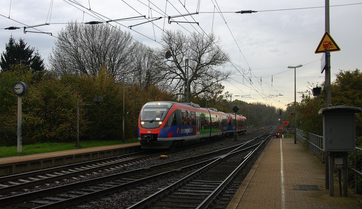 Die Euregiobahn (RB20) kommt aus Langerwehe-Stolberg-Altstadt nach Heerlen(NL) aus Richtung Aachen-West,Laurensberg,Richterich und hilt in Kohlscheid und fährt in Richtung Herzogenrath. 
Bei Regenwolken am Morgen vom  12.11.2014.