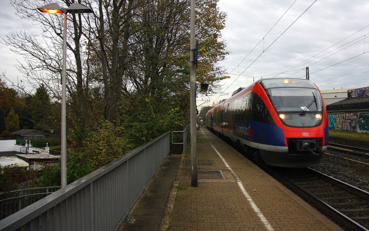 Die Euregiobahn (RB20) kommt aus Heerlen(NL)-Stolberg-Altstadt-Düren und kommt die Kohlscheider-Rampe hoch aus Richtung Herzogenrath und hält in Kohlscheid und fährt in Richtung Richterich,Laurensberg,Aachen-West. 
Bei Regenwolken am Morgen vom 12.11.2014.