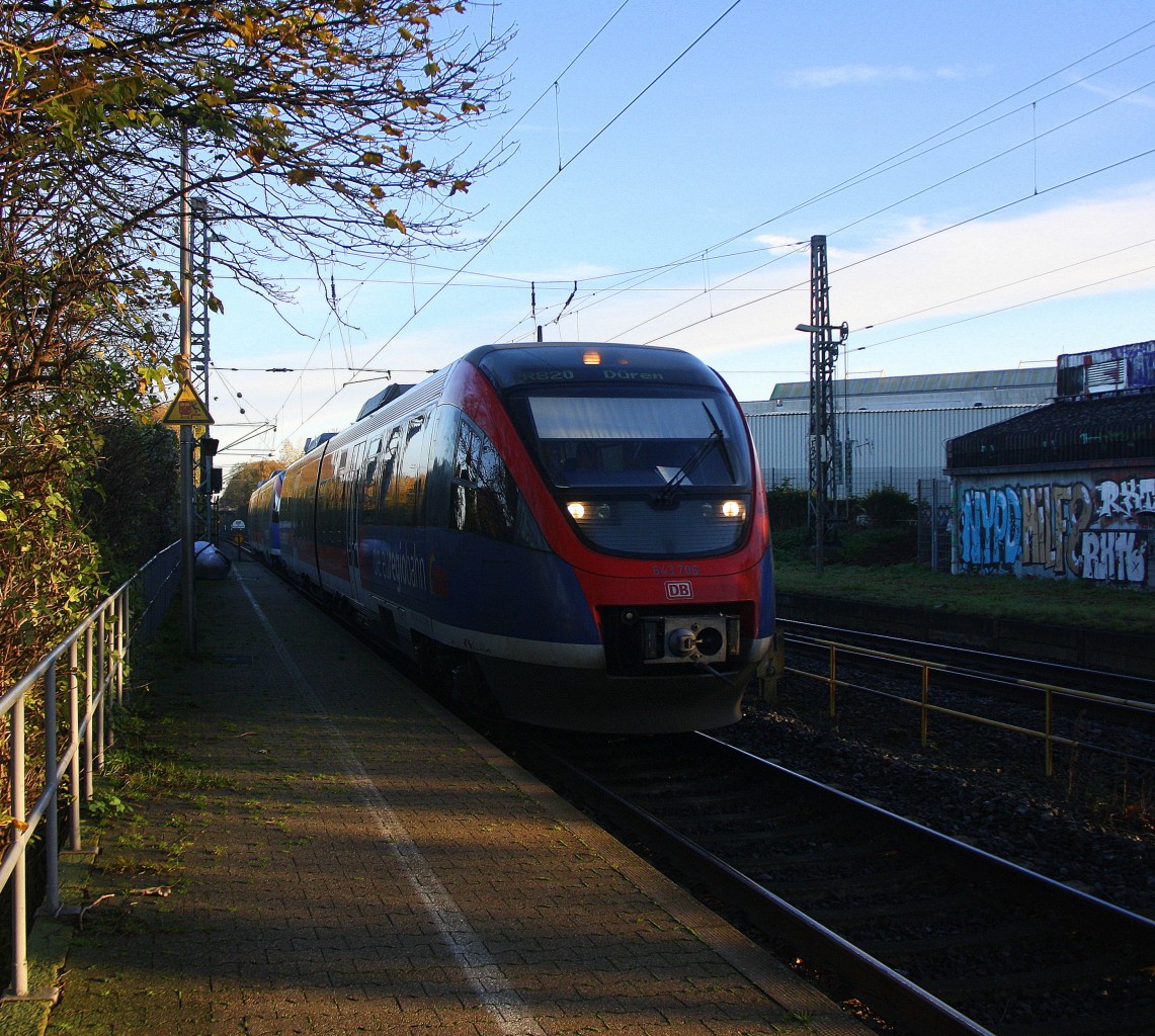 Die Euregiobahn (RB20) kommt aus Heerlen(NL)-Stolberg-Altstadt-Düren und kommt die Kohlscheider-Rampe hoch aus Richtung Herzogenrath und hält in Kohlscheid und fährt in Richtung Richterich,Laurensberg,Aachen-West.
Bei schönem Herbstwetter am Morgen vom 13.11.2014.