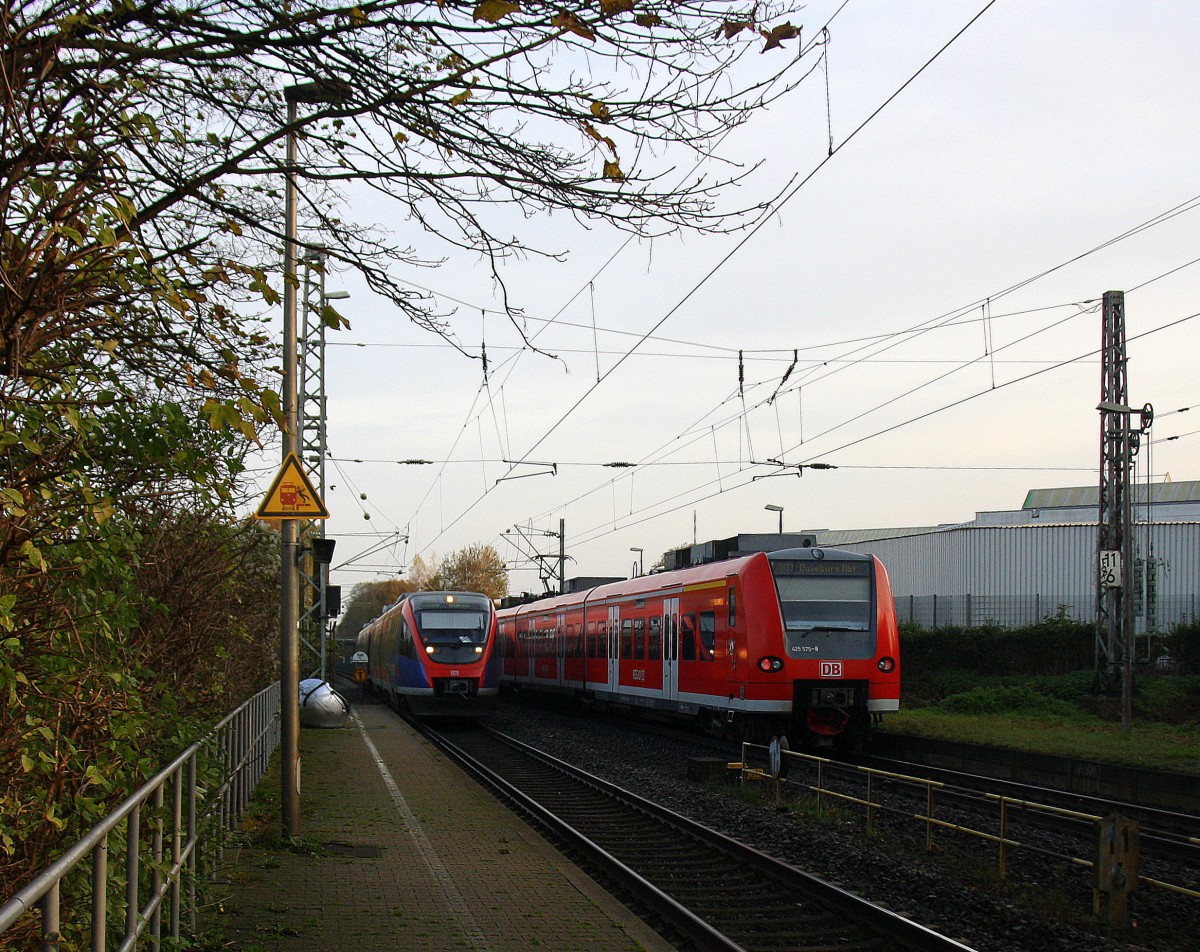 Die Euregiobahn (RB20) kommt aus Heerlen(NL)-Stolberg-Altstadt-Düren und kommt die Kohlscheider-Rampe hoch aus Richtung Herzogenrath und hält in Kohlscheid und fährt in Richtung Richterich,Laurensberg,Aachen-West. 
Bei schönem Herbstwetter am Morgen vom 14.11.2014.