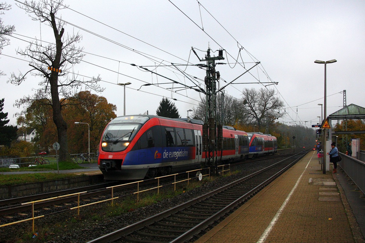 Die Euregiobahn (RB20) kommt aus Langerwehe-Stolberg-Altstadt nach Heerlen(NL) aus Richtung Aachen-West,Laurensberg,Richterich und hilt in Kohlscheid und fährt in Richtung Herzogenrath.
Bei Nebelwolken am Morgen vom 19.11.2014.