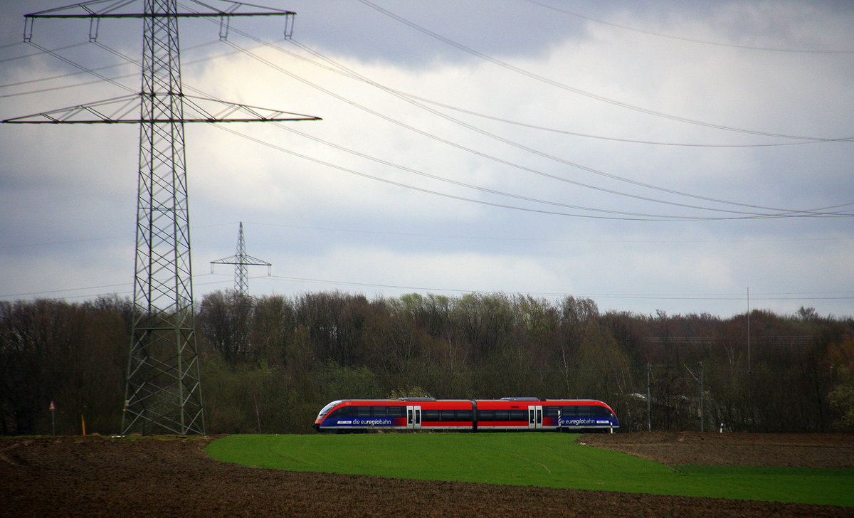 Die  Euregiobahn RB20 Richtung Aachen unterwegs zwischen Kohlscheid und Richterich.
Aufgenommen von einem Feldweg am Nachmittag vom 19.3.2017. 