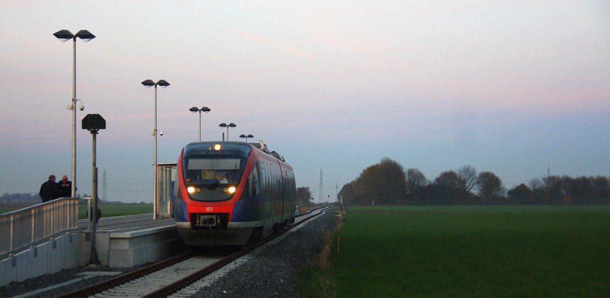 Die Euregiobahn (RB20) steht in Eschweiler-Sankt-Jöris in der Abendstimmung am Abend vom 22.11.2014.