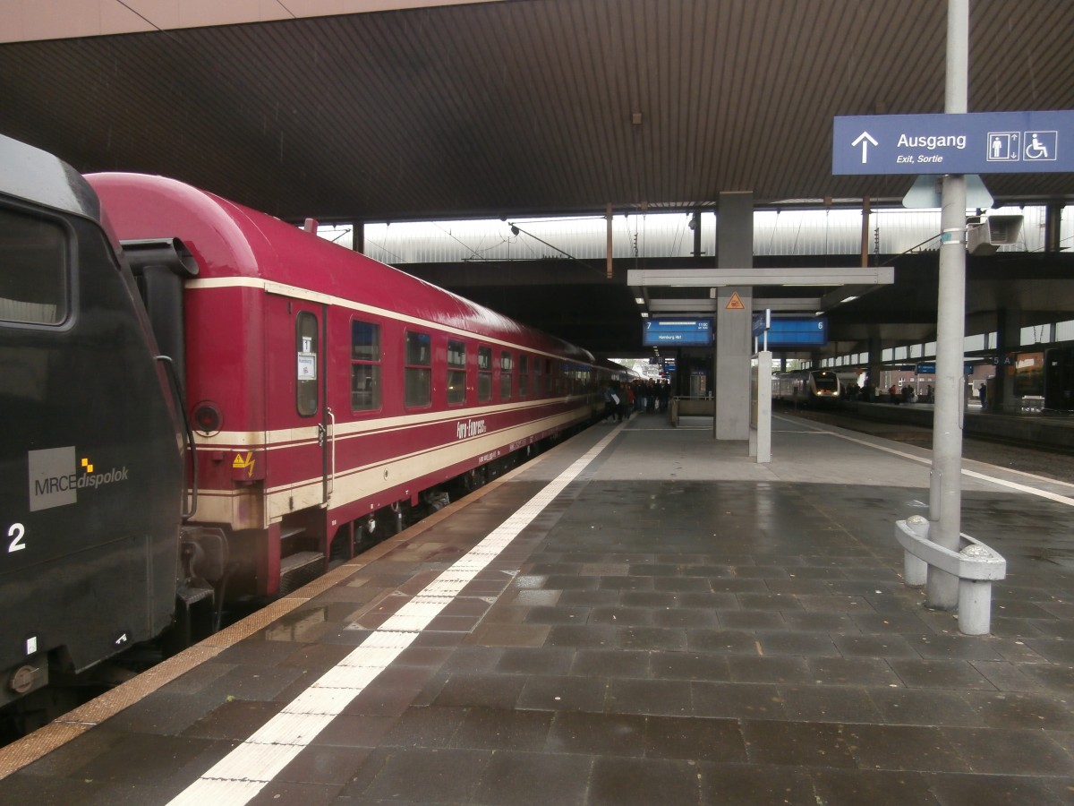Die Euro Express Wagen des MT 1840 Tanzzug nach Hamburg in Düsseldorf HBF. Gezogen wurde der Tanzzug von 189 284 von MRCE bei Regen. Die helleren Stellen kommen durch den Regen. Düsseldorf HBF 10.05.2014