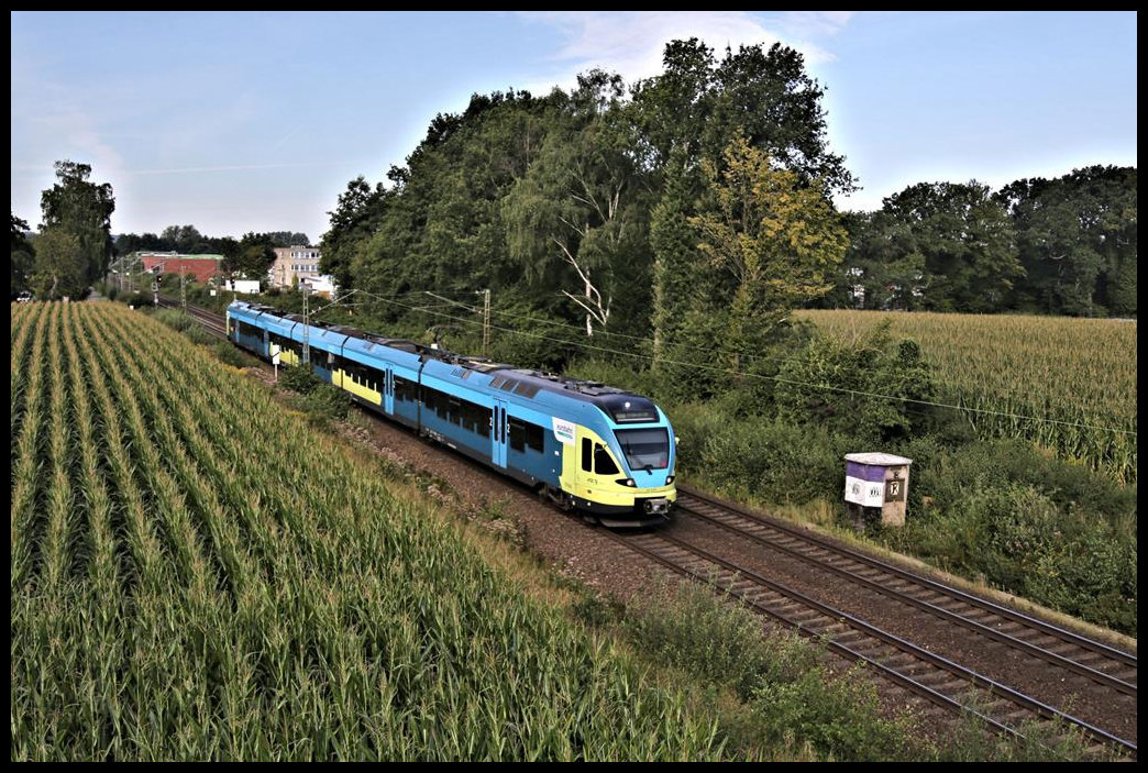 Die Eurobahn verkehrt auf der Rollbahn zwischen Osnabrück und Münster noch immer im alten Farbkleid ihres Vorgängers der Westfalenbahn. Am 25.08.2021 war um 9.41 Uhr der ET 9.01 der Eurobahn zwischen Hasbergen und Hellern zum Endbahnhof HBF Osnabrück unterwegs.