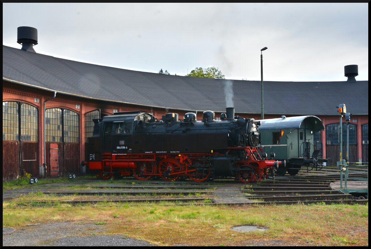 Die Eurovapor 064 518-4 wurde am Sonntag, 28.04.2024, aus ihrem Winterquartier im BW Würzburg Hbf geholt und von der 212 089-7 (BKE) nach Amstetten (Württ.) überführt. Der Dieselvorspann war notwendig, weil die Dampflok, mangels PZB90, momentan keine Zulassung für das Netz von DB InfraGo besitzt. Auf der schwäbischen Alb vertritt sie die 75 1118 (UEF) in der gesamten Fahrsaison auf der Lokalbahnstrecke Amstetten - Gerstetten. Die Badnerin befindet sich z. Zt. in Aufarbeitung. 