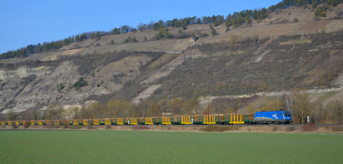 Die EVB 182 911-8 ist am 12.03.2022 im Maintal nahe Thüngersheim mit  Streichhölzern  südwärts unterwegs.