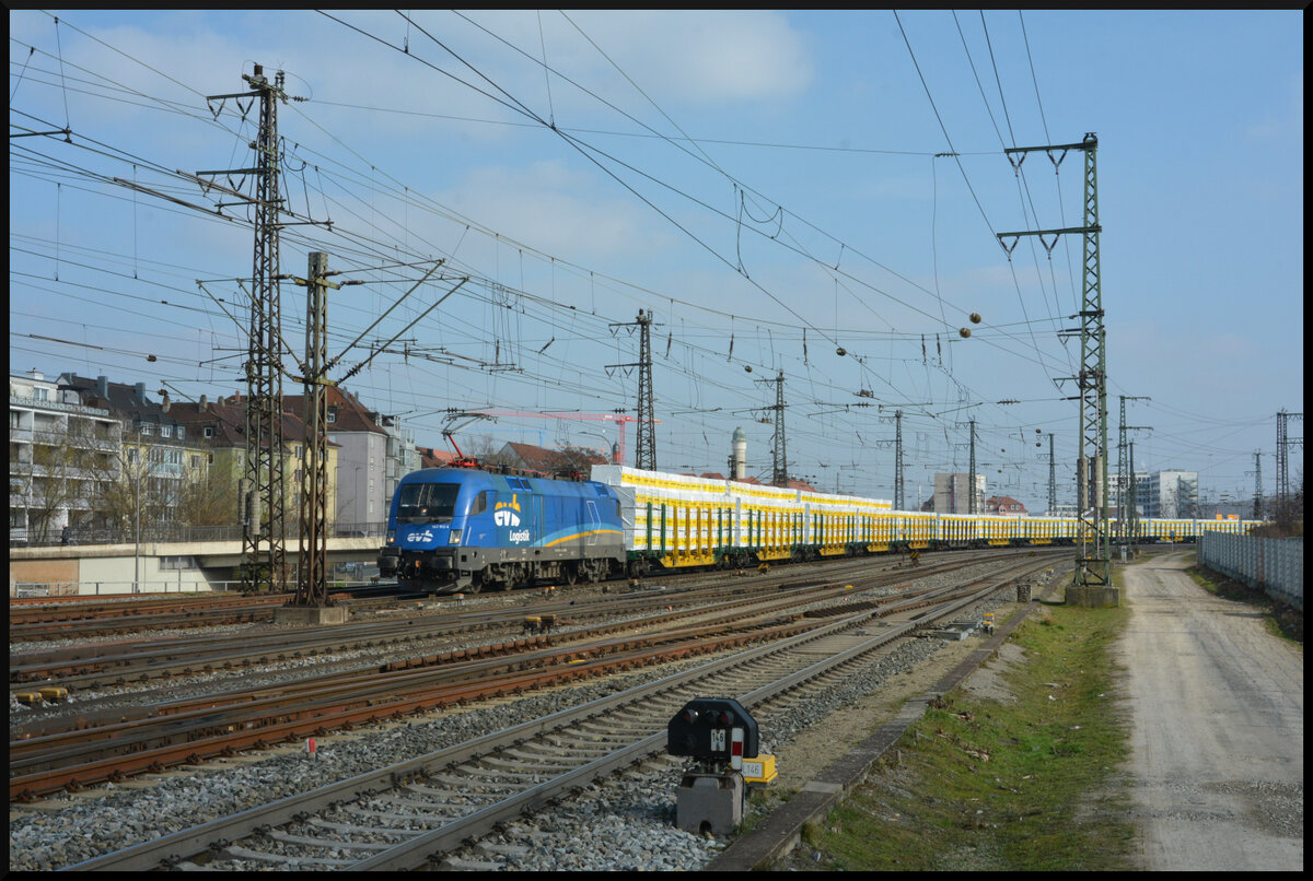 Die EVB 182 912-6 fuhr am 29.02.2024 mit dem schwer beladenen Schwaiger-Zug durch Würzburg.
