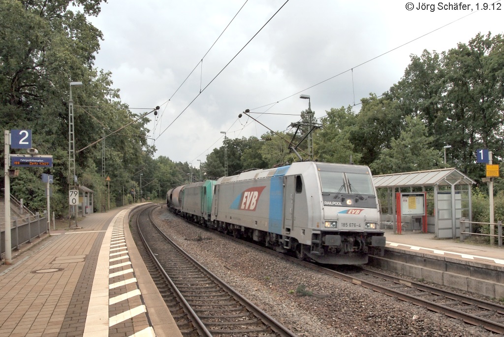 Die EVB-Lok 185 676 und eine Schwesterlok zogen ihren Güterzug am 1.9.12 auf dem „falschen Gleis“ durch Burgthann nach Nürnberg.