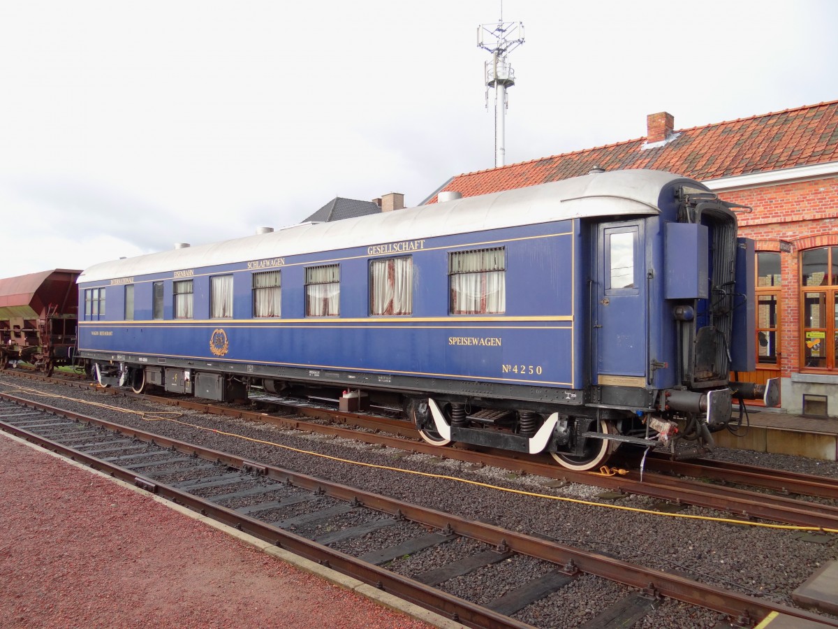 Die ex- CIWL-Speisewagen WR 4250 im Bahnhof Maldegem - 24-11-2013