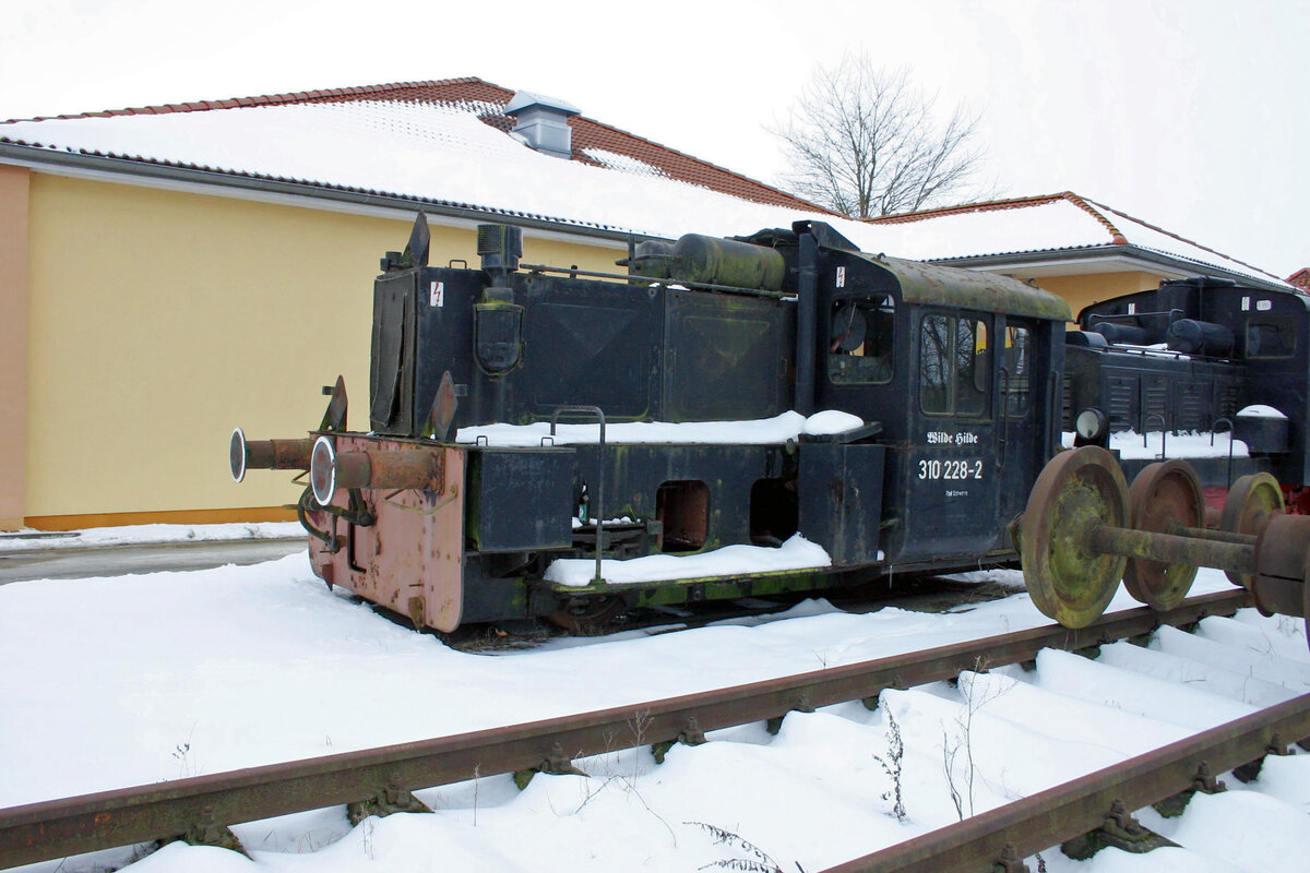 Die ex DR-Kleinlok der LG II mit der DB-Nummer 310 228 am 15.03.2006 beim Eisenbahnverein Hei Na Ganzlin in Röbel. Die Lok wurde 1934 von Deutz geliefert und trug zunächst die Nummer Kö 4226, bevor sie bei der DR 1970 in 100 228 umgenummert wurde.