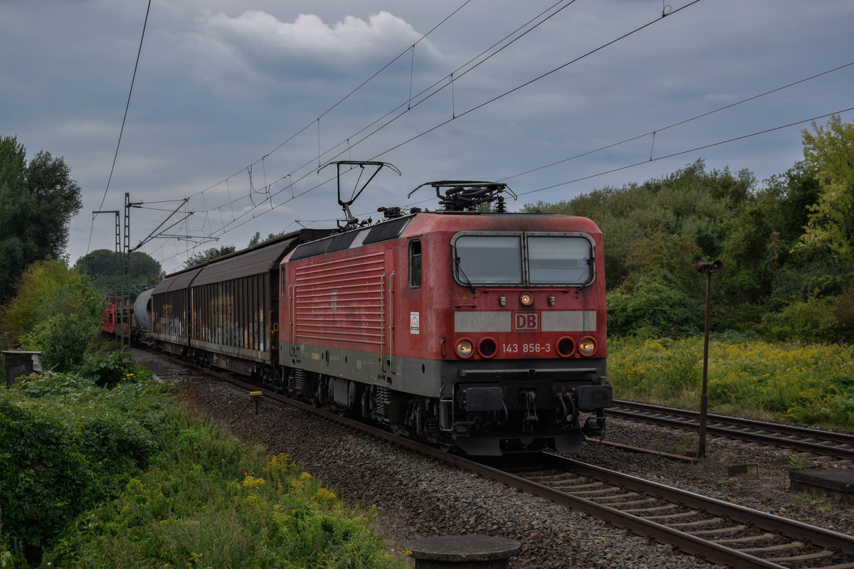 Die Ex-Freiburgerin 143 856 am 15.08.2018 mit einer Übergabe gen Lehrte am 15.08.2018 durch  Misburg.