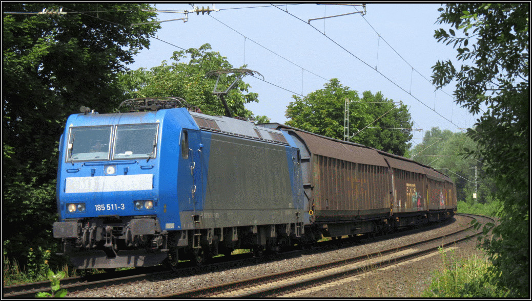Die Ex Metrans Traxx 185 511-3 ist hier mit einen Schiebewandwagenzug unterwegs auf der Kbs 485 bei Rimburg,unweit von Übach Palenberg. Szenario vom 16.Juli 2015.