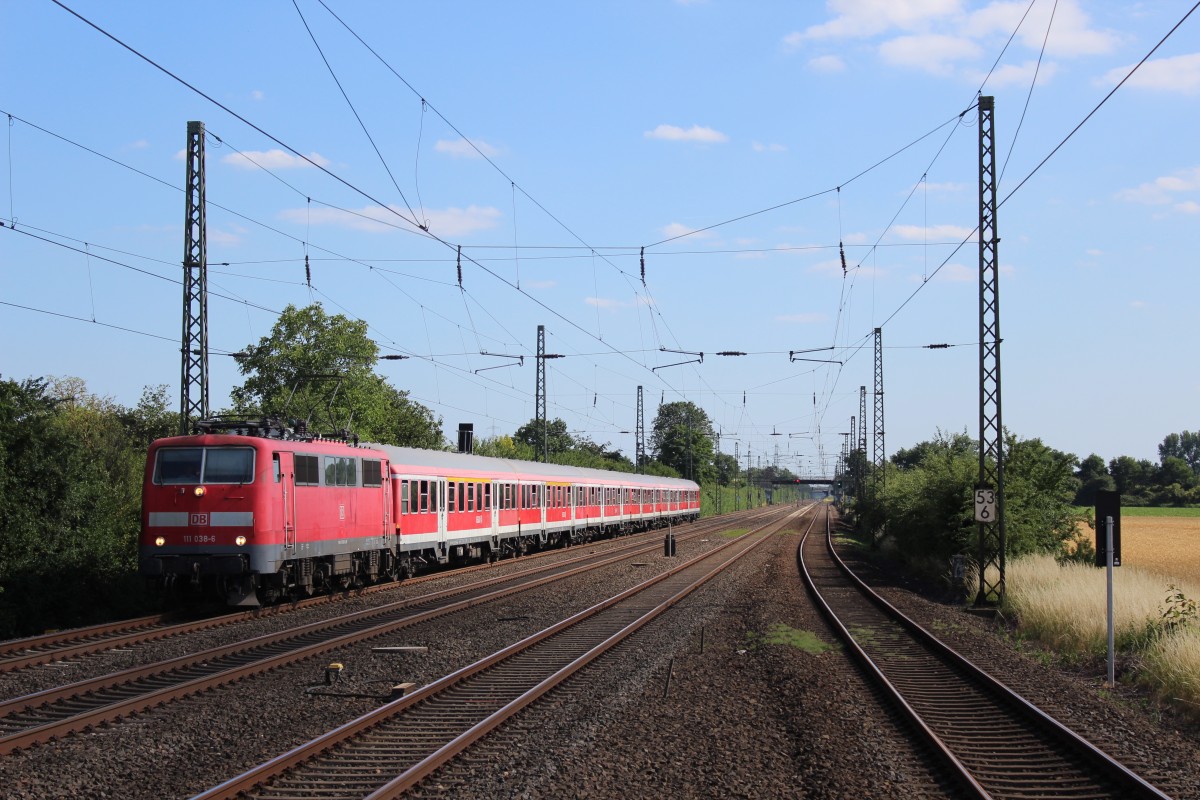 Die ex münchener Maschine 111 038 fährt am 06.07.2015 mit der RB35 von Köln nach Wesel, hier durch den S-Bahnhof Duisburg-Rahm (Vom Bahnsteigende aufgenommen)