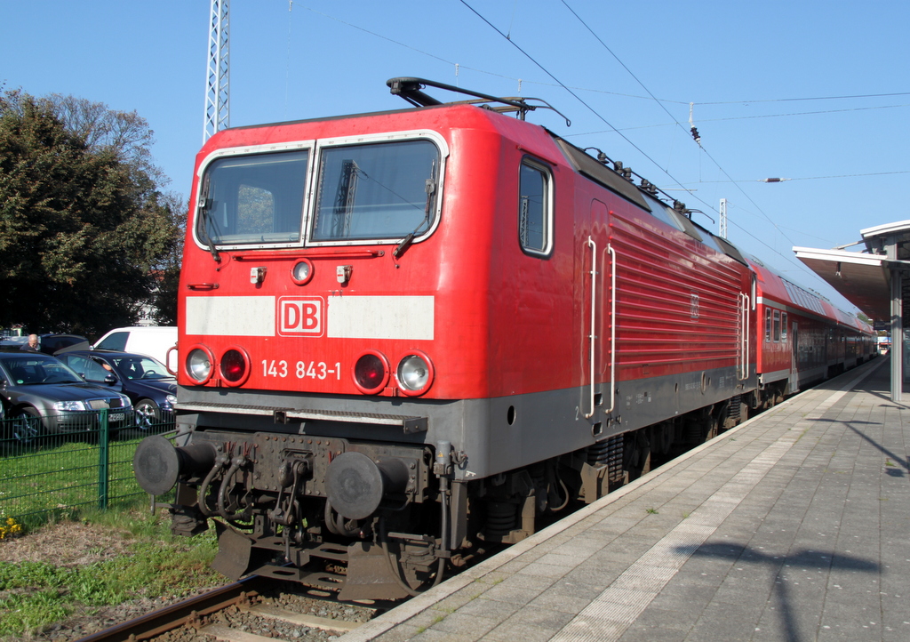 Die ex Rostocker 143 843-1 mit Warnemnde-Express 18591 von Warnemnde nach Berlin Hbf(tief)in Warnemnde abgestellt.04.10.2014 