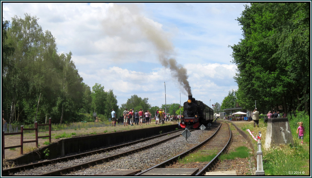 Die ex SJ 1040 wartet mit den Sonderzug auf Ausfahrt nach Kerkrade (NL) am 22.Juni 2014. Immer ein willkommendes Motiv für Jung und Alt entlang der Gleise am Bahnhof von Simpelveld bei der ZLSM.