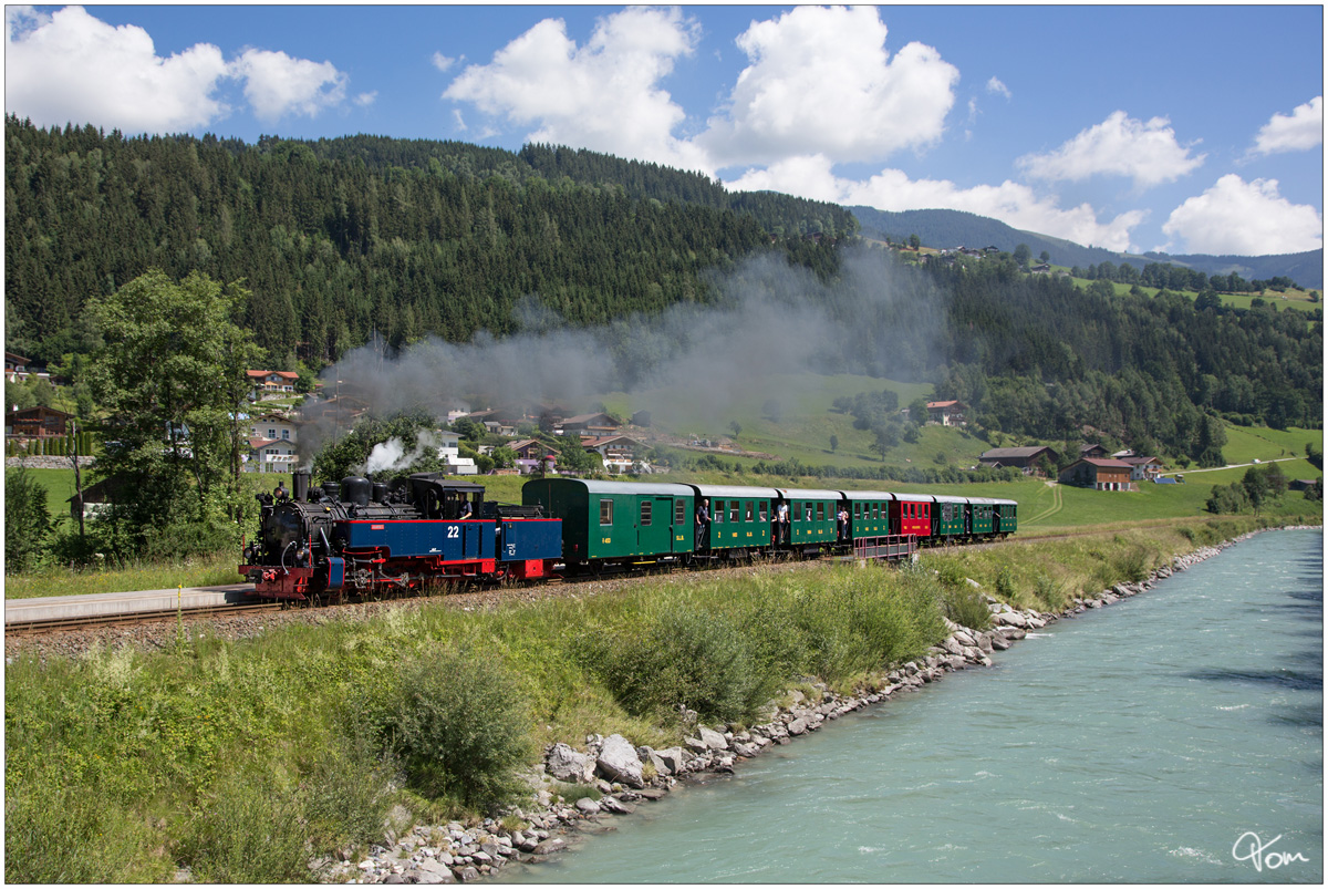 Die ex SKGLB 22 (Aquarius C) Heeresfeldbahnlokomotive HF210E gebaut 1939 von Borsig, fährt auf der Pinzgau Lokalbahn von Zell am See nach Krimml.
Rettenbach 20_6_2018