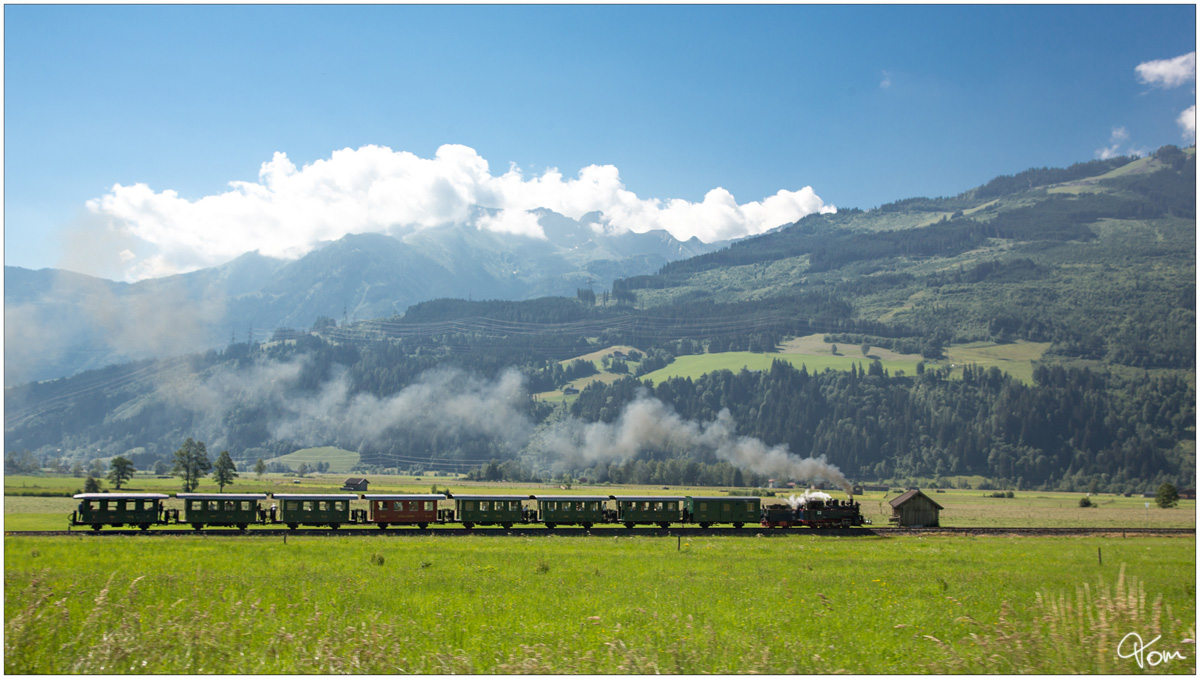 Die ex SKGLB 22 (Aquarius C) Heeresfeldbahnlokomotive HF210E gebaut 1939 von Borsig, fährt auf der Pinzgau Lokalbahn von Zell am See nach Krimml.
Piesendorf 20_6_2018