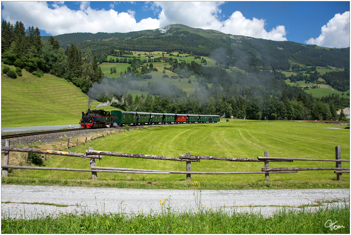 Die ex SKGLB 22 (Aquarius C) Heeresfeldbahnlokomotive HF210E gebaut 1939 von Borsig, fährt auf der Pinzgau Lokalbahn von Zell am See nach Krimml.
Krimml 20_6_2018