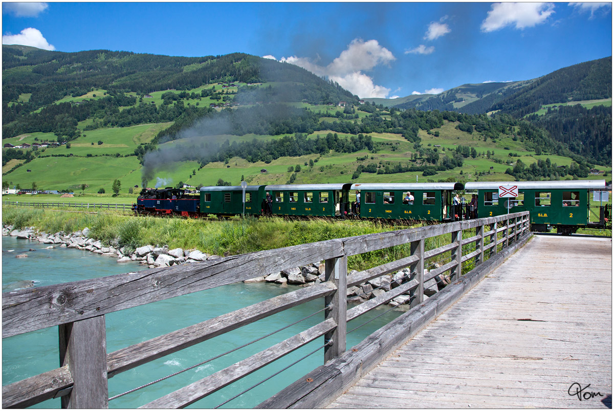 Die ex SKGLB 22 (Aquarius C) Heeresfeldbahnlokomotive HF210E gebaut 1939 von Borsig, fährt auf der Pinzgau Lokalbahn von Zell am See nach Krimml.
Mühlbach 20_6_2018