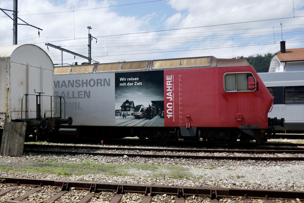 Die ex. SOB Re 456 095  100 Jahre Strecke Romanshorn - Uznach  Vollwerbung am 16.7.23 beim Bahnhof Balsthal abgestellt.