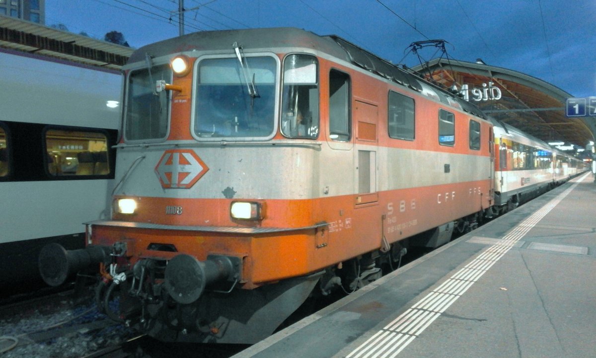 Die ex  Swiss Express  Maschine Re 4/4 11108 (Re 420 108) fährt soeben mit ihrem IR 37 nach Zürich HB los.

St. Gallen HB, 27.11.2019