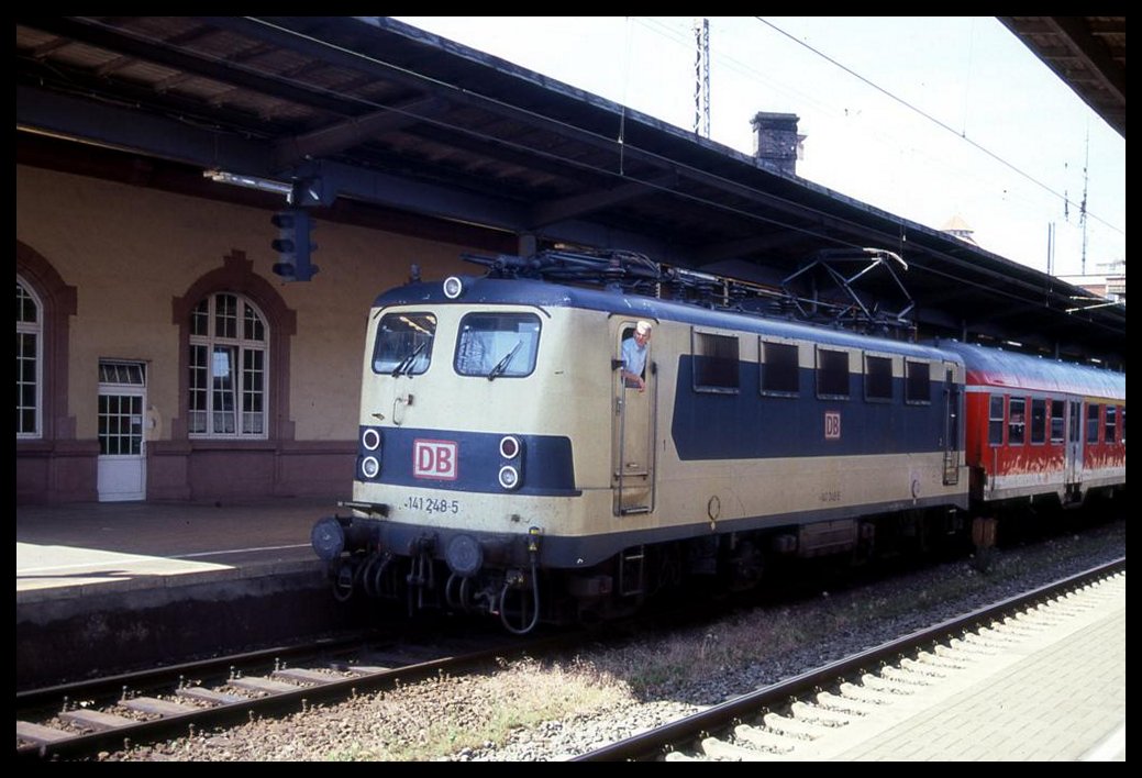 Die extra für den Karlsruher Zug sonderlackierte 141248 war lange Jahre im Einsatz auf der KBS 385 zu sehen. Hier steht sie am 26.5.2001 mit dem Regionalzug nach Münster abfahrbereit auf Gleis 1 im HBF Osnabrück.