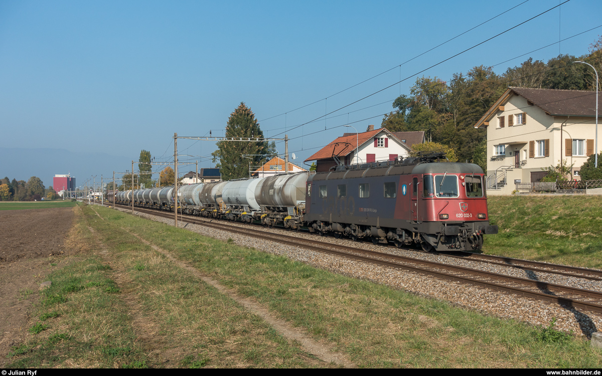Die extrem dreckige SBB Re 6/6 11632  Däniken  am 10. Oktober 2018 mit einem Güterzug bei Busswil.