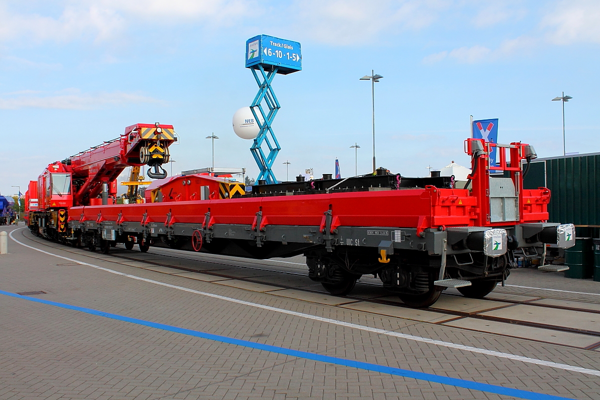 Die Fa. Kirow präsentiert am 24.09.2016 auf der InnoTrans in Berlin den Eisenbahndrehkran KRC 910 für die DB Netz AG.
Das schwere Nebenfahrzeug (D-DB 99 80 9471 004-8) hat ein Eigengewicht von 104,0 t und eine max. Tragfähigkeit von 100 t..
