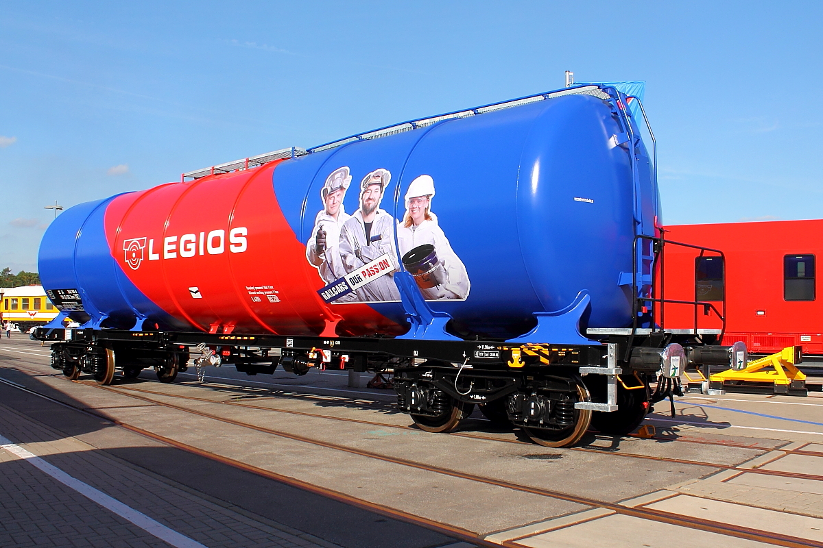 Die Fa. Legios präsentiert am 24.09.2016 auf der InnoTrans in Berlin einen 98 m³ Tankwagen (CZ-LGSL 33 54 7846 000-9)
