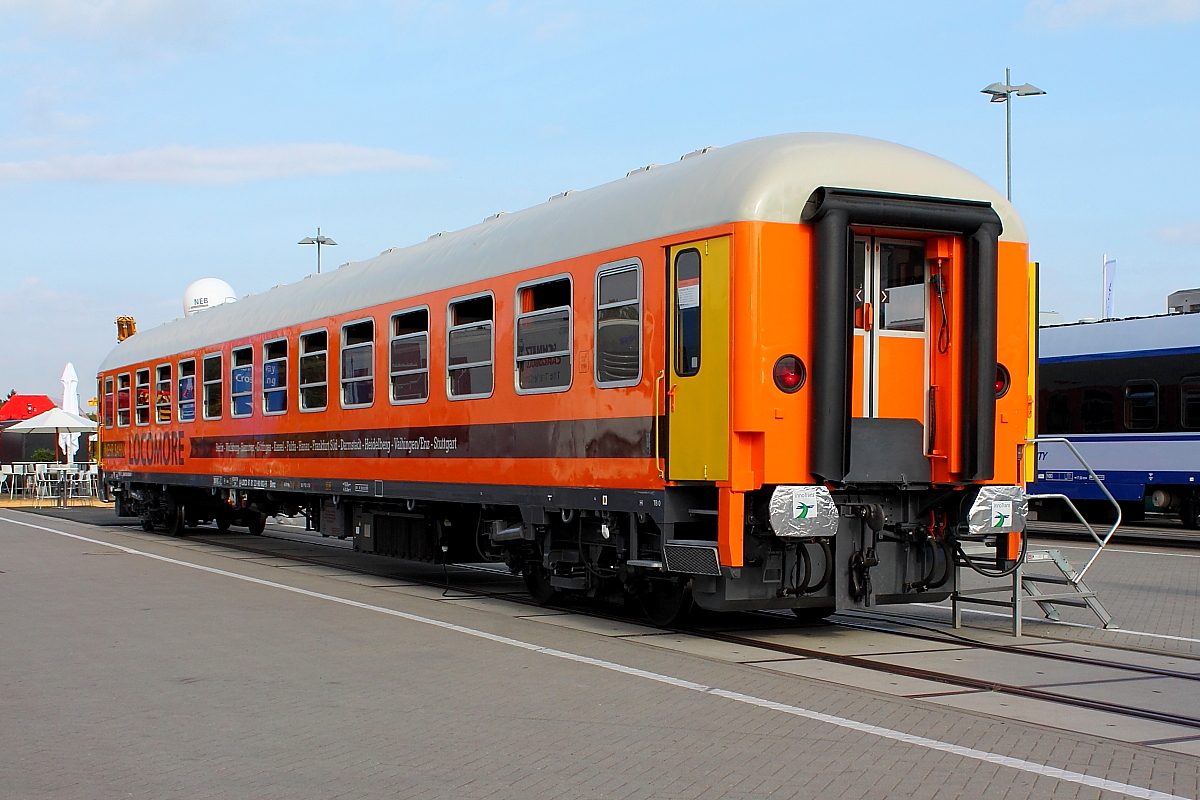 Die Fa. Locomore präsentiert am 24.09.2016 auf der InnoTrans in Berlin den Reisezugwagen Bmz (A-LOCD 61 81 22- 90 002-9).
Ab Dezember 2016 will Locomore mit diesem Wagenpark im Fernverkehr Berlin-Stuttgart starten.
