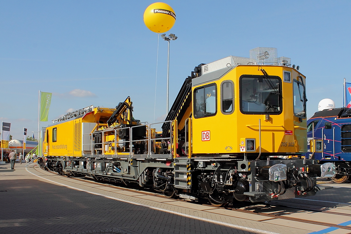 Die Fa. Plasser&Theurer präsentiert am 24.09.2016 auf der InnoTrans in Berlin das Tunnel-Inspektionsfahrzeug (TIF) 705 102.
Das Tunnel-Inspektionsfahrzeug TIF verfügt über insgesamt drei Kräne deren Reichweite bis zu 14,5 m beträgt. Die geräumige, elastisch gelagerte und schallisolierte Kabine hat ein begehbares Dach mit ausfahrbarem Geländer.
