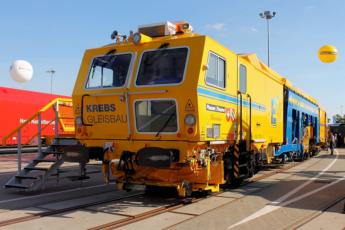 Die Fa. Plasser&Theurer präsentiert am 24.09.2016 auf der InnoTrans in Berlin die Universalstopfmaschine UNIMAT 09-32/4 DYNAMIC E³ für die Schweizer Gleisbau Firma Krebs.
Die Maschine wurde 2016 unter der Fabriknummer 6475 gefertigt.
