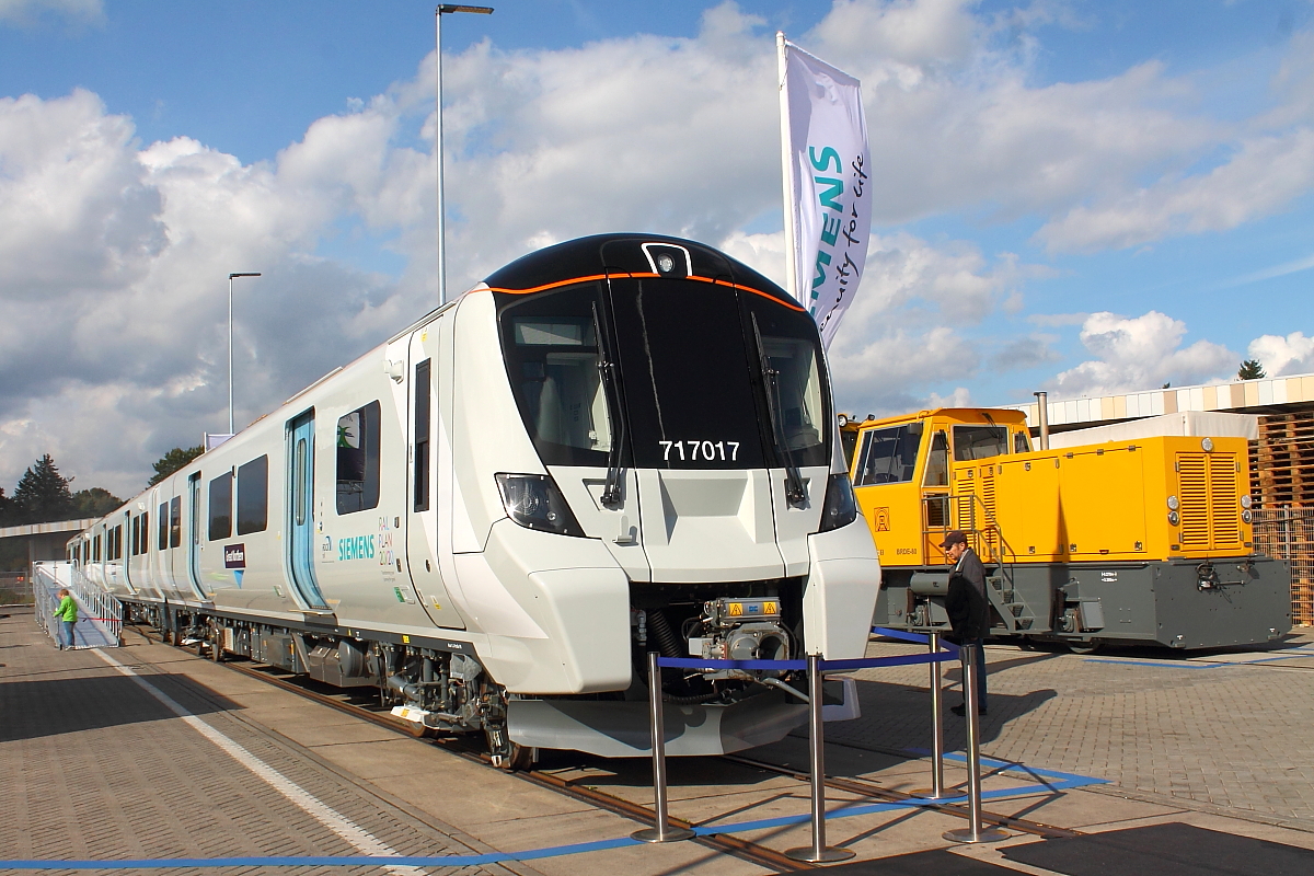 Die Fa. Siemens Mobility GmbH präsentiert auf der InnoTrans am 22.09 2018 in Berlin den Desiro City Moorgate für den britischen Betreiber Govia Thameslink Railway (GTR), es ist bereits der dritte Auftrag für diese Zugplattform.
Die ersten der 25 Züge werden ab Ende 2018 auf der Londoner Great-Northern-Strecke eingesetzt. Sie steigern sowohl Zuverlässigkeit als auch Beförderungskapazität, insbesondere zu Stoßzeiten und werden so das Reisen für die stetig wachsende Zahl von Pendlern attraktiver machen.
