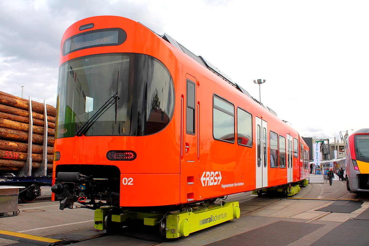 Die Fa. Stadler präsentiert am 22.09.2018 auf der InnoTrans in Berlin einen elektrischen Niederflurtriebzug in Meterspur.
Der Regionalverkehr Bern-Solothurn (RBS) hat im Juni 2016 14 S-Bahn-Züge für die Linie S7 von Bern nach Worb bestellt. Die vierteiligen elektrischen – durchgehend begehbaren – Triebzüge sind für eine Geschwindigkeit von 100 km/h ausgelegt.

