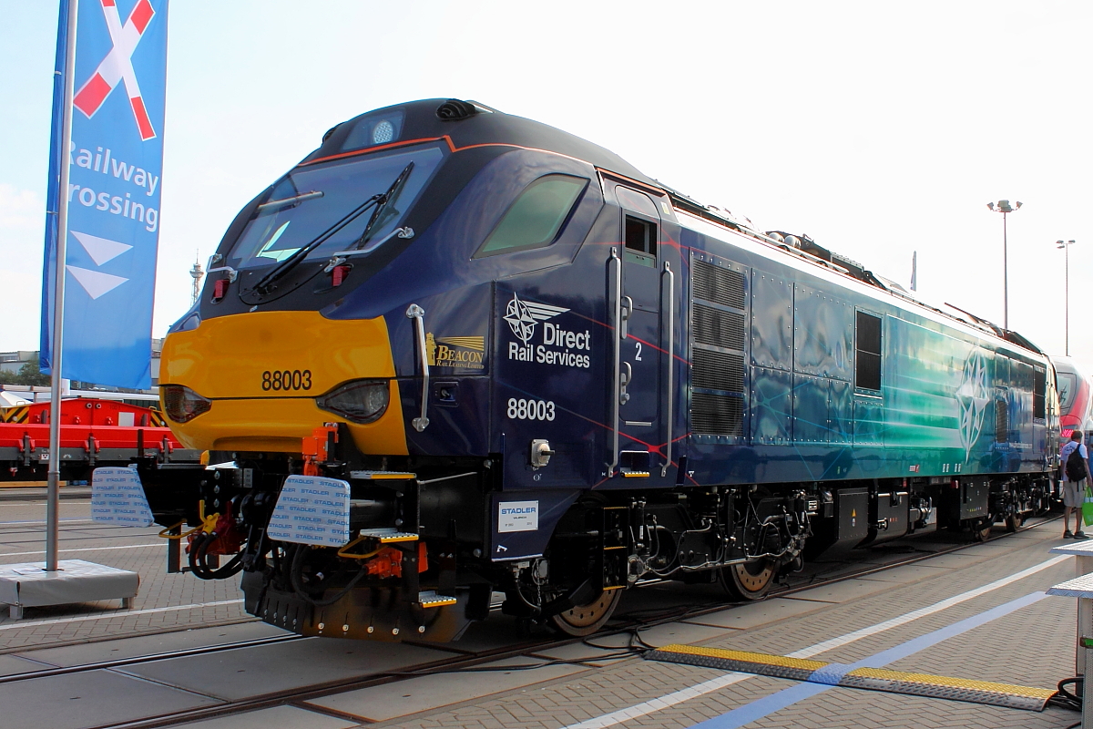 Die Fa. Stadler präsentiert am 24.09.2016 auf der InnoTrans in Berlin die Lokomotive Eurodual 88 002 für die Direct Rail Services.
Die Maschine hat eine Antriebsleistung von 4000 kW elektrisch und 700 kW bei Dieselbetrieb. 
