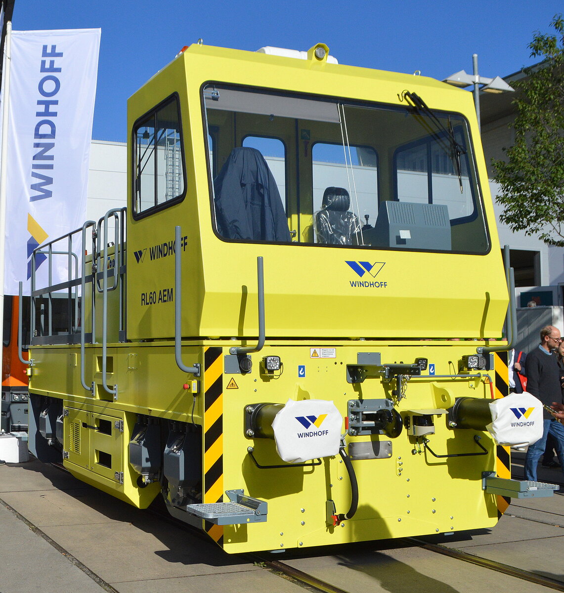 Die Fa. WINDHOFF Bahn- und Anlagentechnik GmbH präsentierte auf der InnoTrans 2022 diese kleine Rangierlok/-fahrzeug Typ WINDHOFF RL60 AEM, 22.09.22