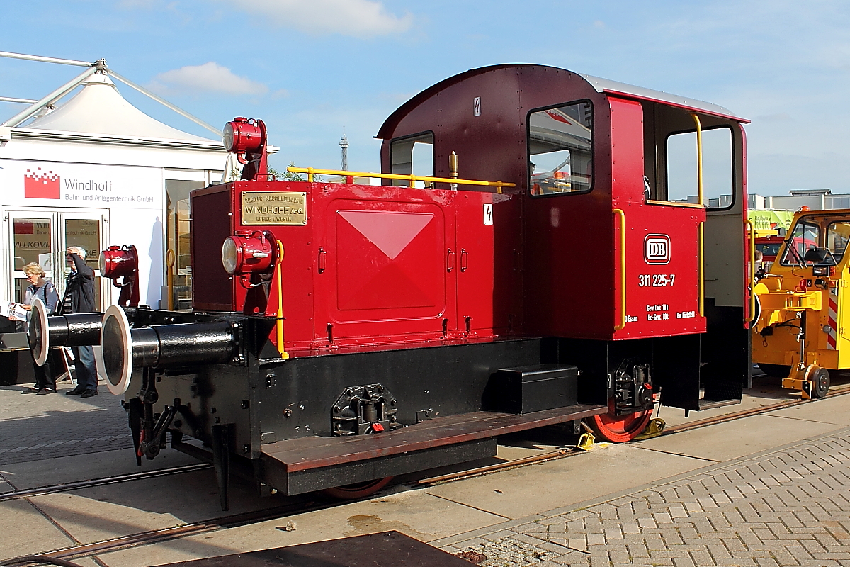 Die Fa. WINDHOFF, die bereits seit 125 Jahren über Erfahrungen in der Bahn-und Anlagentechnik verfügt, präsentiert auf der InnoTrans am 28.09.2014 in Berlin die Kö 1 mit der DB-Nummer 311 225-7.