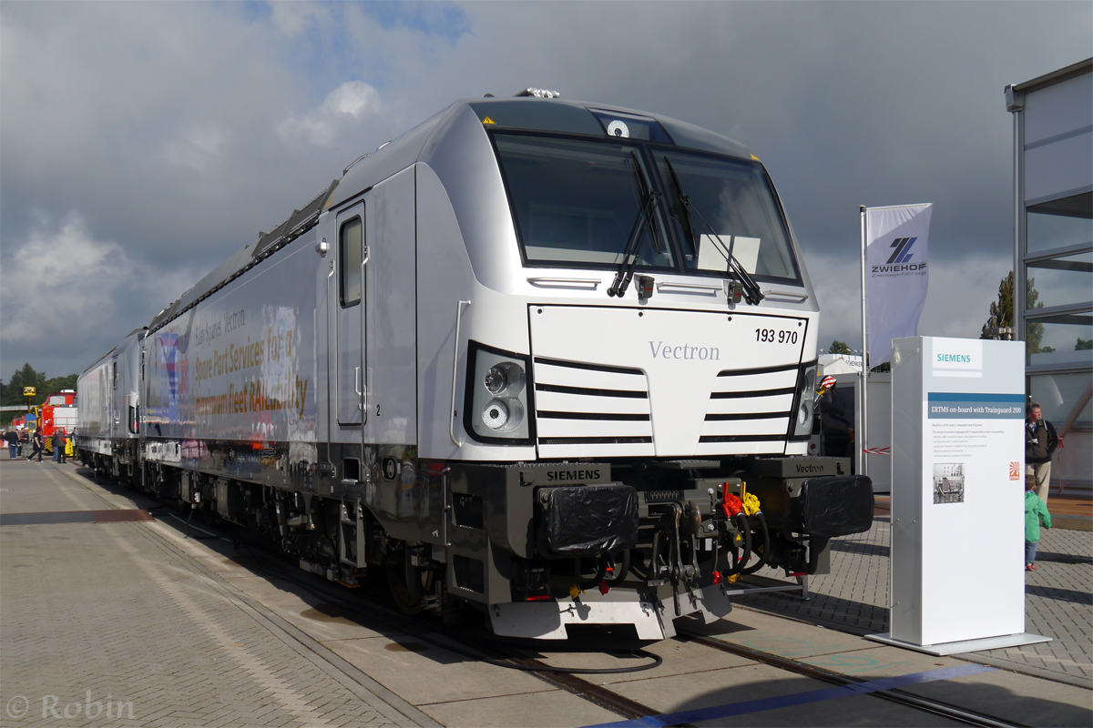 Die fabrikneue Vectron 193 970 ist zusammen mit der erst vor wenigen Tagen zugelassenen Diesel-Vectron 247 901 auf der Innotrans 2014 ausgestellt. 
(27.09.14)