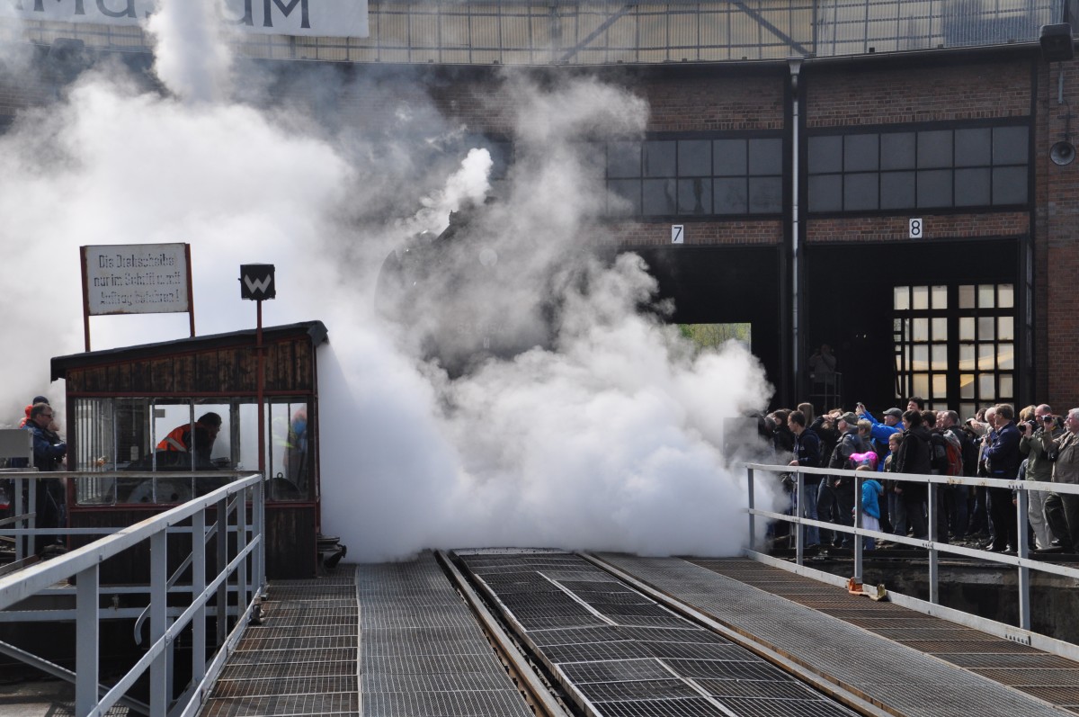 Die Fachleute unter den Eisenbahnfans wissen bestimmt schon jetzt wer hier zum Vorschein kommt. Aufgenommen am 12.04.2014 im Eisenbahnmuseum Dresden