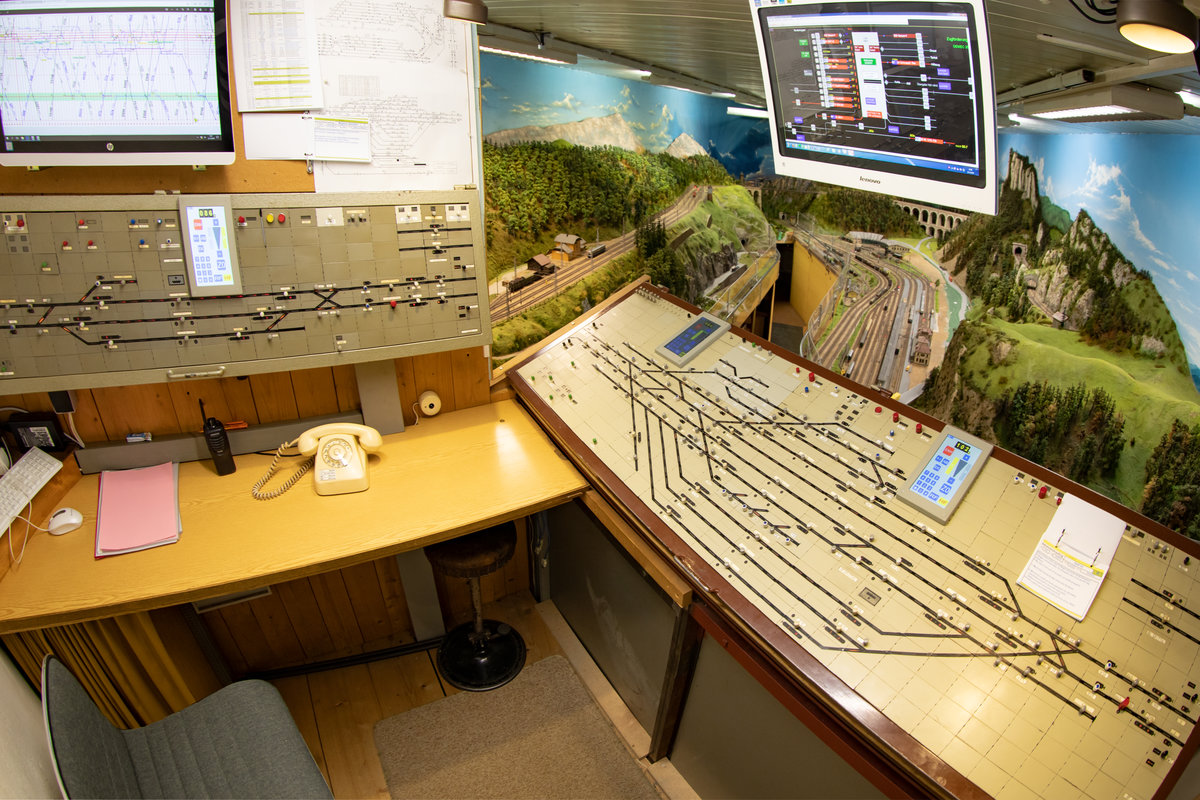 Die Fahrdienstleitung der Modellbahnanlage des GEMEC , zumindest die die zu sehen ist . Für die Schattenbahnhöfe gibt's weitere im Untergrund der wunderbaren Landschaft. 
21.12.2019