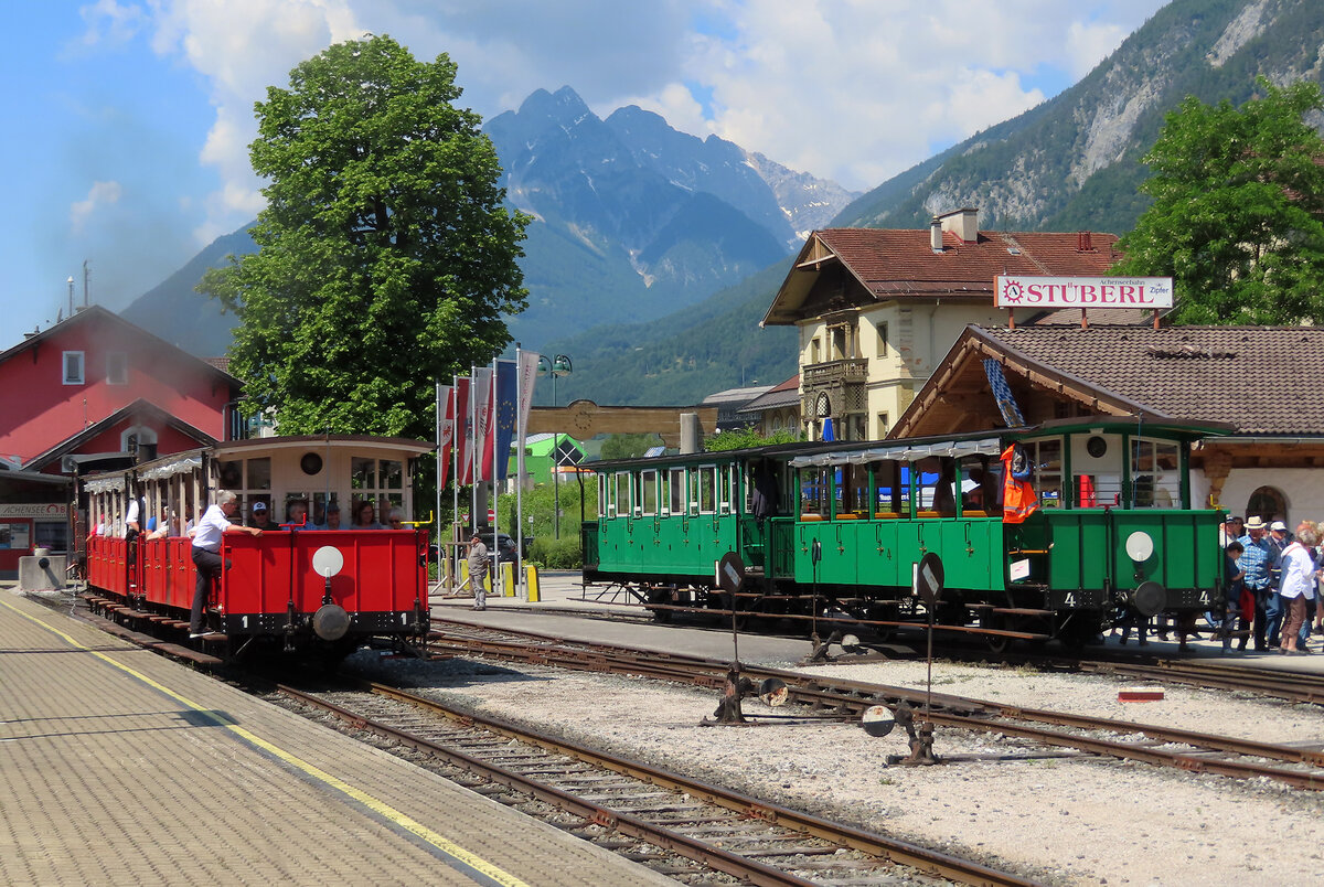 Die Fahrgäste sind nach der Ankunft des grünen Zuges ausgestiegen, die Lok ist bereits unterwegs zum Depot. In Kürze erfolgt die Abfahrt des roten Zuges hinauf zum Achensee. Jenbach, 9.6.2023