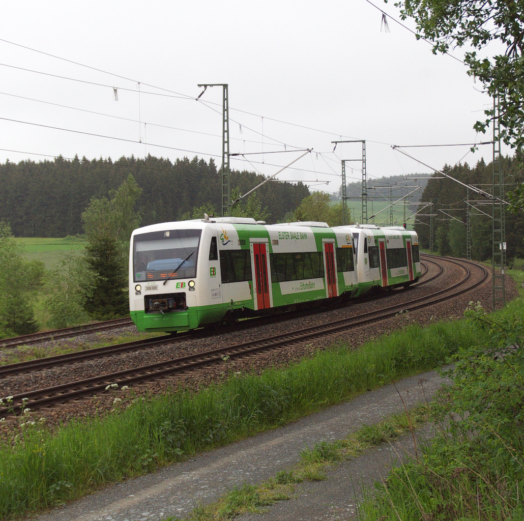 Die Fahrgastzahlen auf der Relation Hof Gera haben sich gut entwickelt. Durch die Abbestellung des Landes Sachsen verkehren die Triebwagen der Vogtlandbahn zwischen Hof und Falkenstein nicht mehr. Durch Verhandlungen mit Bayern, Sachsen und Thüringen konnte erreicht werden, dass die Triebwagen der Erfurter Bahn auch die Haltepunkte Feilitzsch (Bayern), Gutenfürst, Schönberg Vogtland und Mehltheuer (Sachsen) bedienen. In Mehltheuer besteht eine Umsteigemöglichkeit nach Plauen ob. Bf. Die Haltepunkte Grobau und Reuth Vogtland, die zwischen Gutenfürst und Schönberg liegen, wurden leider fast gänzlich vom SPNV abgehängt, obwohl dort die Bahnsteige vor wenigen Jahren neu gestaltet worden sind. Bahnstrecke 6362 Leipzig - Hof beim ehemaligen Anschluss Viessmann am 24.05.2016