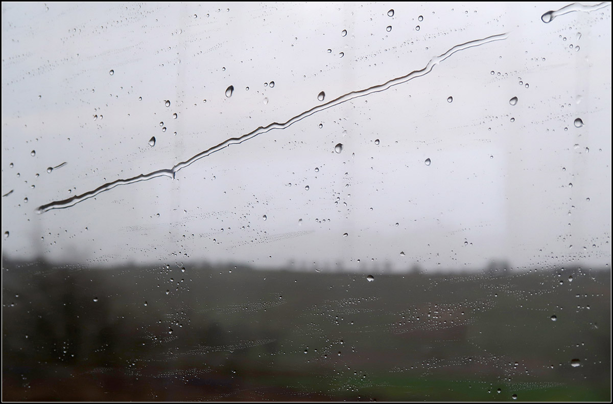 Die Fahrgeschwindigkeit -

... eines ICE 3 übersetzt in die Bewegung der Wassertropfen auf der Scheibe des Fahrgastraumes. Wer viel mit der Bahn unterwegs ist kennt diese Bilder.

Aufgenommen kurz vor dem Katzenbergtunnel zwischen Freiburg und Basel.

07.03.2019 (M)

