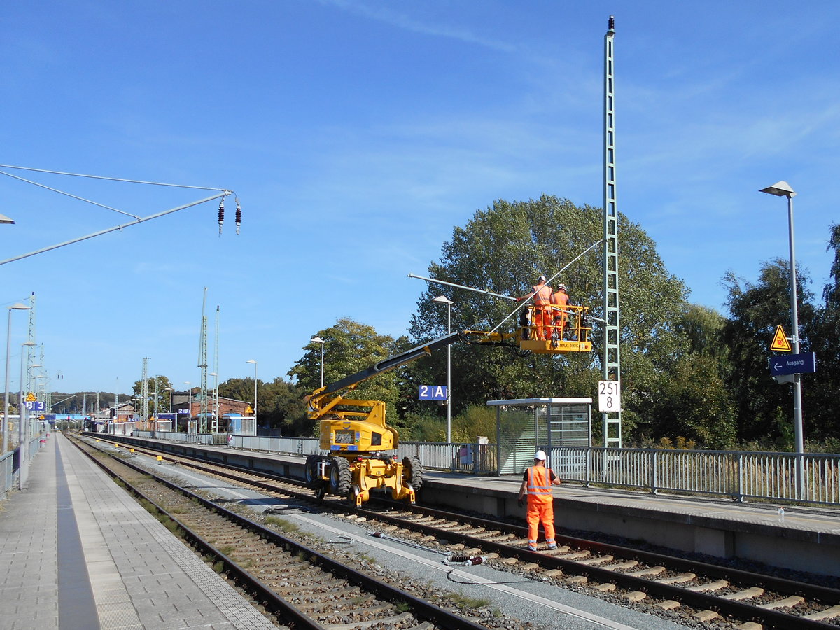 Die Fahrleitung auf dem Hauptgleis war,am 18.September 2018,in Bergen/Rügen schon demontiert,danach wurden die Ausleger an den Fahrleitungsmasten entfernt.