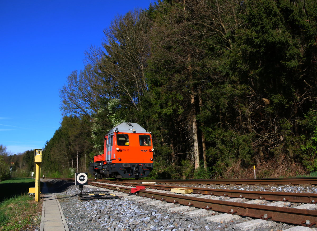 Die  Fahrschule  ist wieder unterwegs. 
Ein OBW 10 dient auf der Graz Köflacher Eisenbahn zu ausbildungszwecken. 
Hier bei Gaselsdorf am 8.April 2017