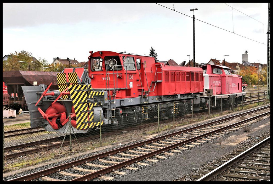 Die Fahrzeuge des DB Werk Fulda sind mitunter sehr gut vom Bahnsteig im HBF Fulda aus zu fotografieren. Am 19.10.2021 gelang mir das mit der DB Beilhack Schneeschleuder 716002-1.